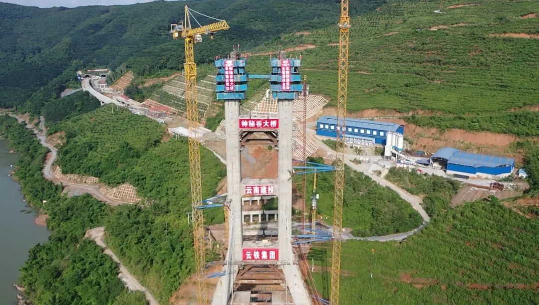2022-06-04-省内最宽混凝土悬浇箱梁结构大桥顺利封顶.jpg