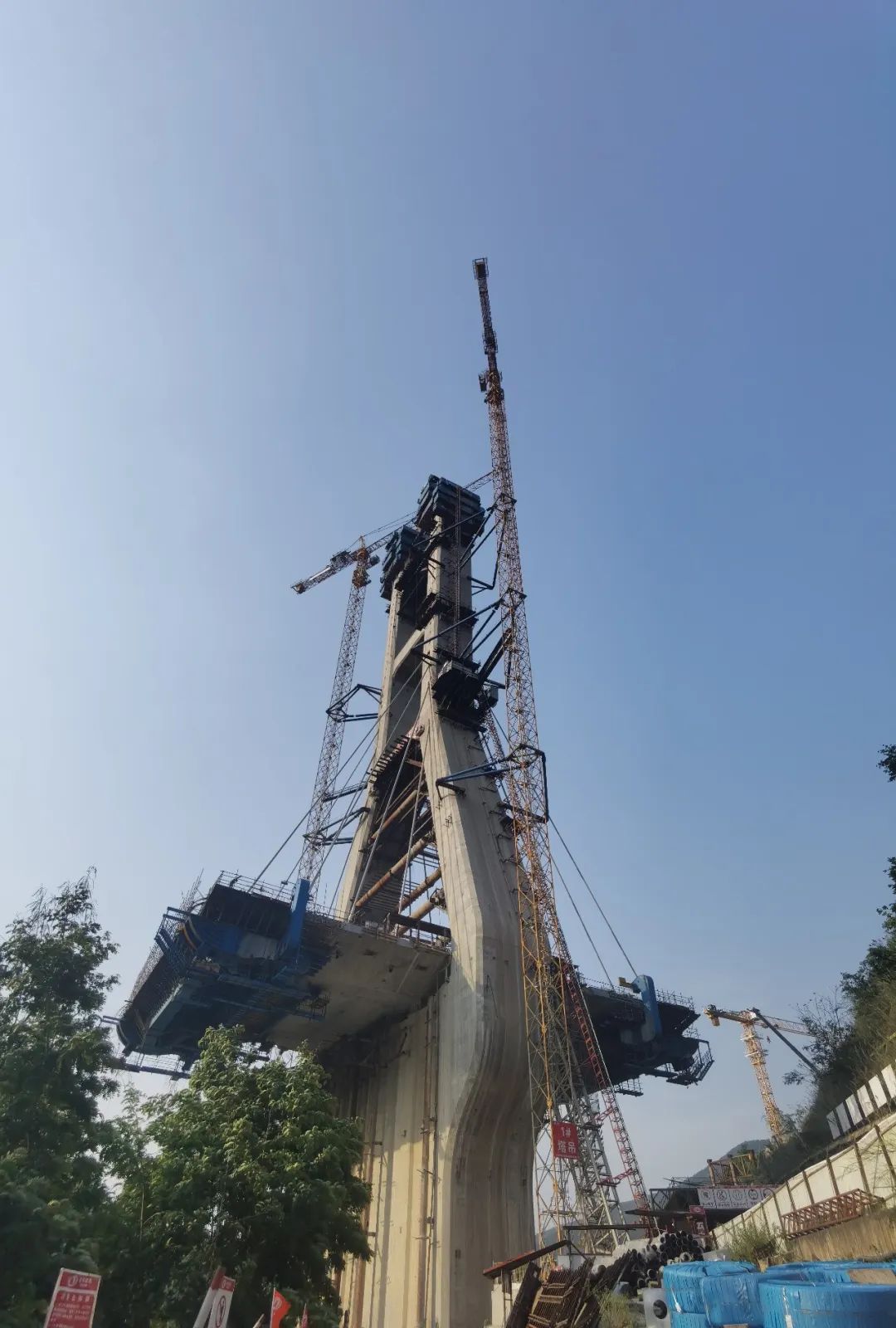 2022-06-04-省内最宽混凝土悬浇箱梁结构大桥顺利封顶1.jpg