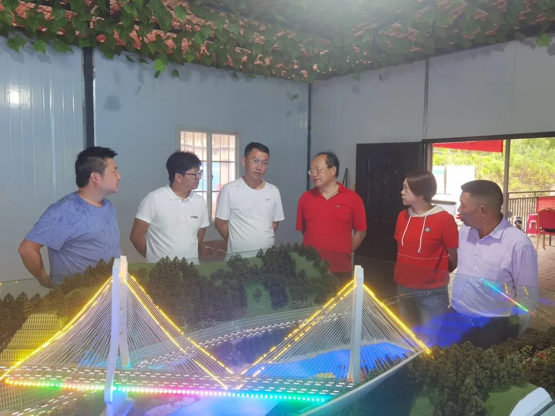 省市政工程协会会长罗保到神秘谷澜沧江大桥项目指导工作.jpg