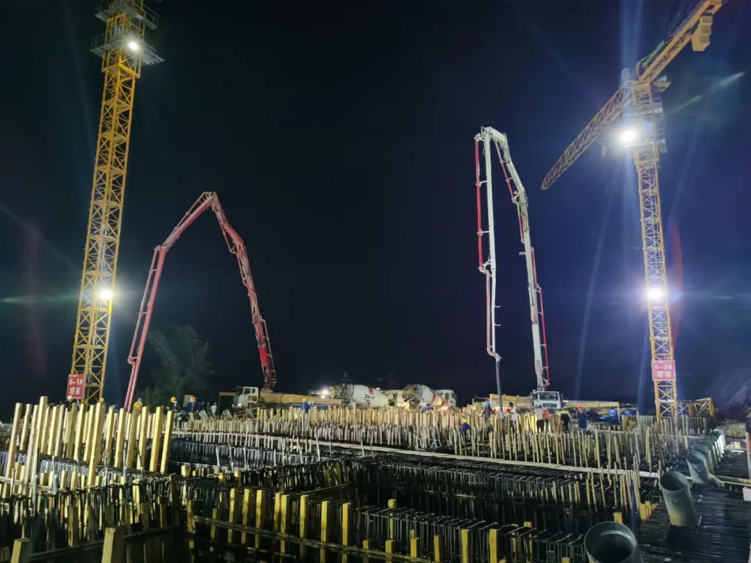 2022-11-17-景洪市神秘谷澜沧江特大桥江北6号塔边跨现浇段主梁混凝土第一次浇筑顺利完成1.jpg